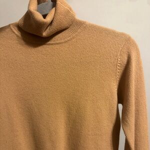 White+Warren Ribbed Classic Cashmere Turtleneck in Camel size S